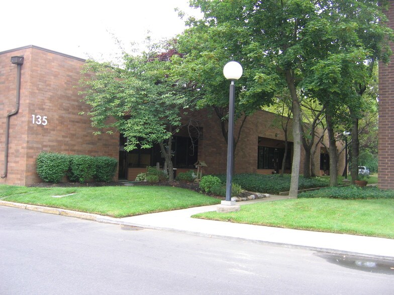 135 Gaither Dr, Mount Laurel, NJ à vendre - Photo du bâtiment - Image 2 de 4
