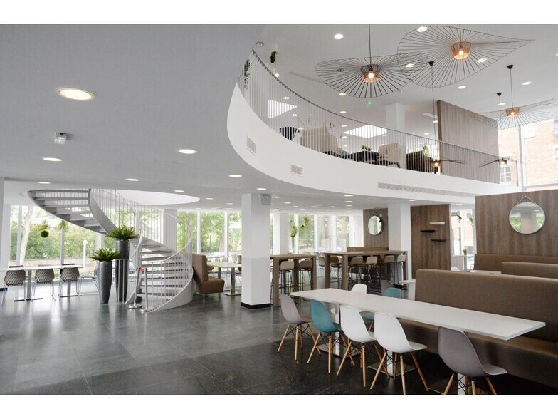 Bureau dans Neuilly-sur-Seine à louer - Photo du bâtiment - Image 3 de 13
