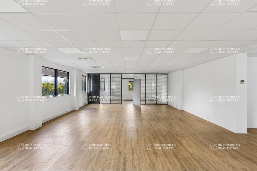 Office in Aix-en-Provence for lease - Building Photo - Image 2 of 80