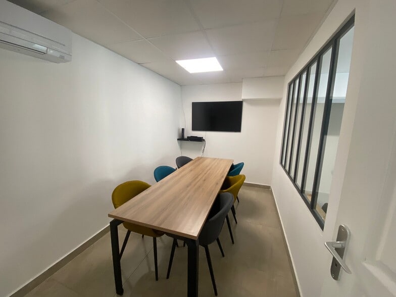 Multifamily in Marseille for sale - Interior Photo - Image 3 of 6
