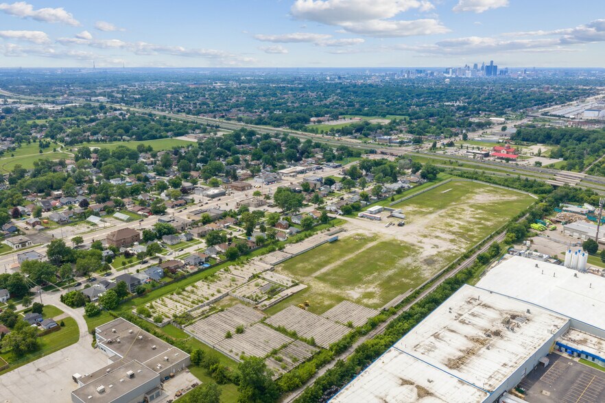 2445 Sydney Av, Windsor, ON for sale - Building Photo - Image 2 of 6