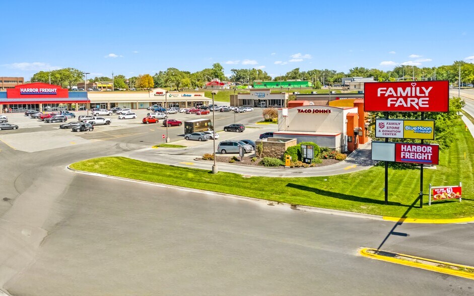 Bellevue Plaza portefeuille de 4 propriétés à vendre sur LoopNet.ca - Photo du bâtiment - Image 2 de 4