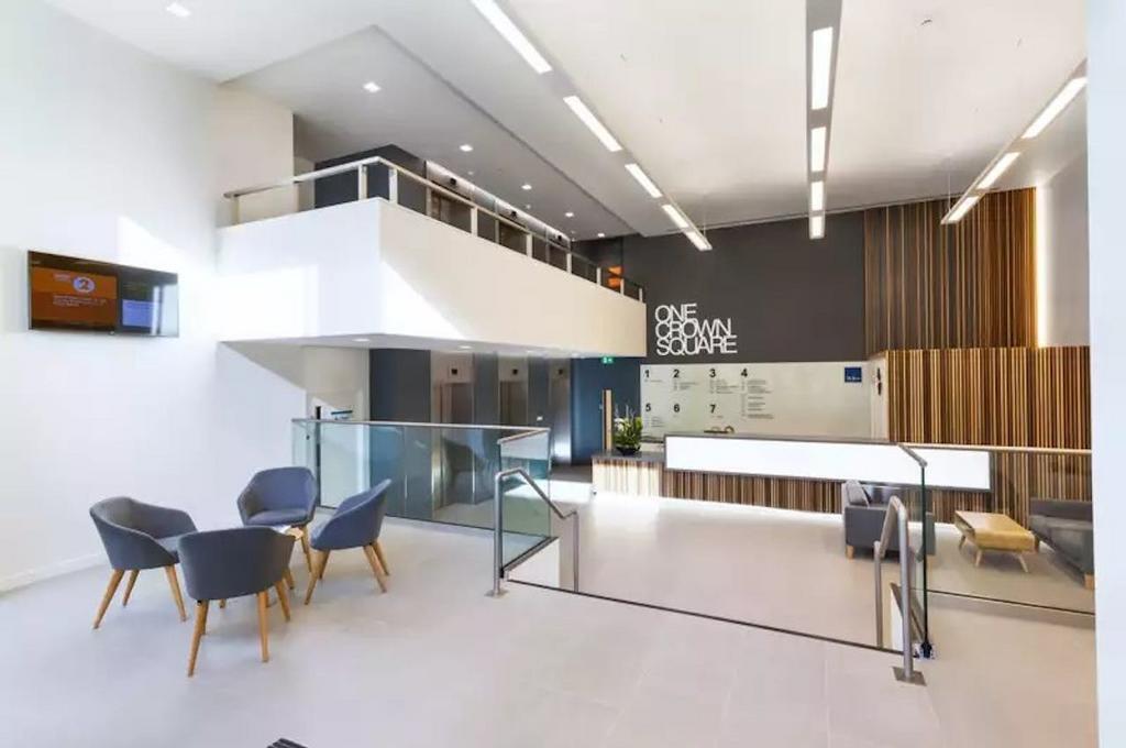 1 Crown Sq, Woking à vendre Photo intérieure- Image 1 de 1