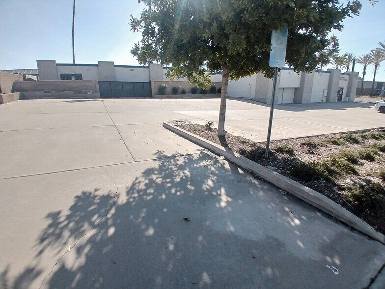 1595 W Foothill Blvd, Upland, CA à louer - Photo du bâtiment - Image 3 de 23