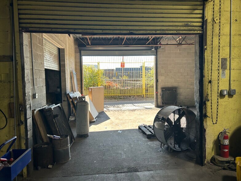 437-441 Adams St, Newark, NJ à louer - Photo du bâtiment - Image 3 de 7