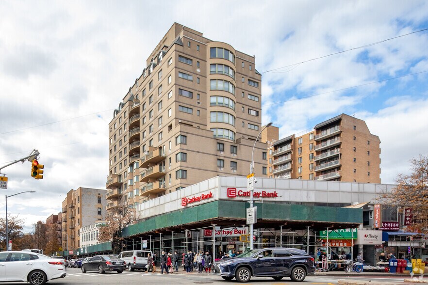 13347 Sanford Ave, Flushing, NY à vendre - Photo du bâtiment - Image 2 de 8