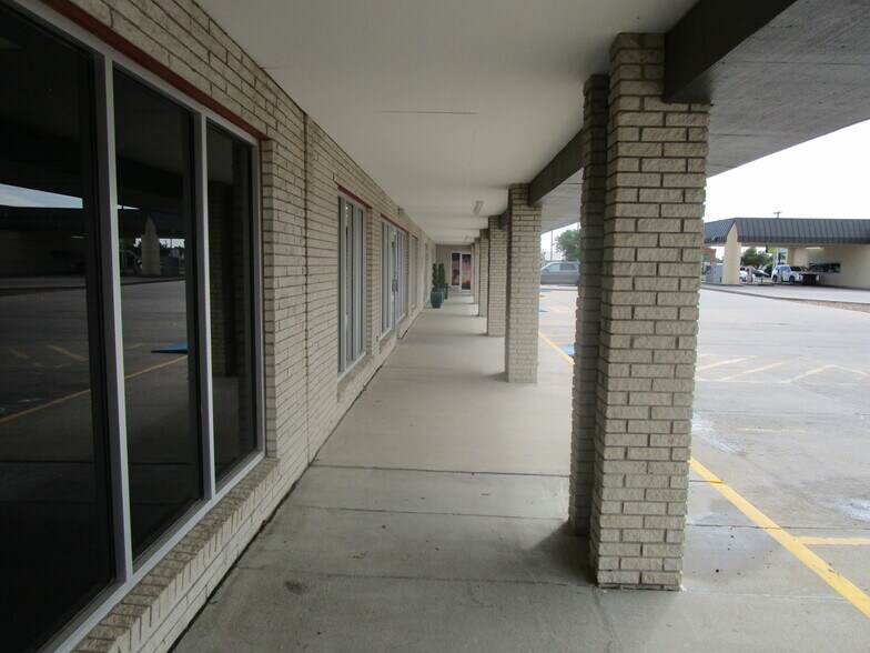 1514 Taylor Plz E, Garden City, KS à louer - Photo du bâtiment - Image 2 de 18