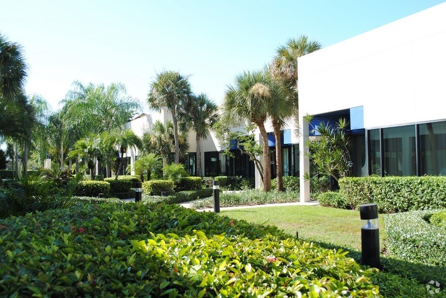 902 Clint Moore Rd, Boca Raton, FL à louer - Photo du bâtiment - Image 2 de 34
