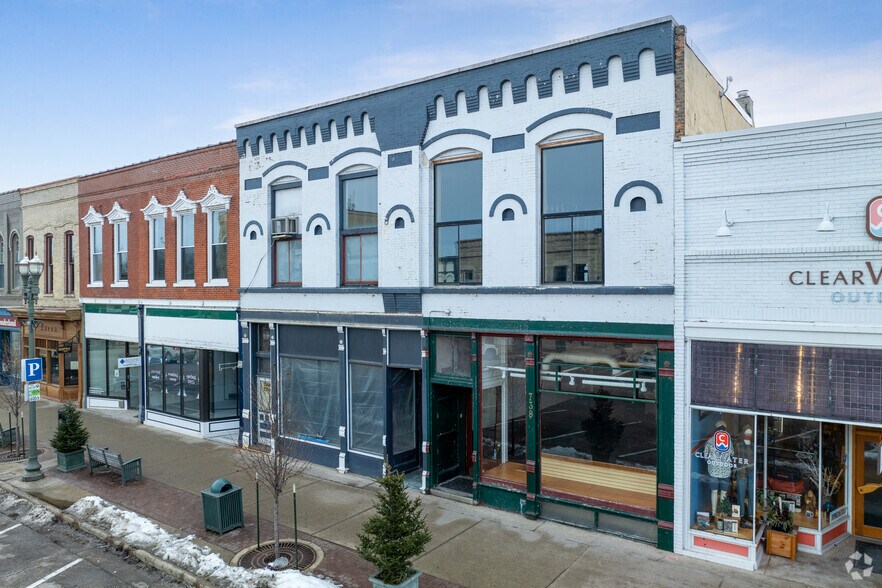 738 W Main St, Lake Geneva, WI à vendre - Photo principale - Image 1 de 5