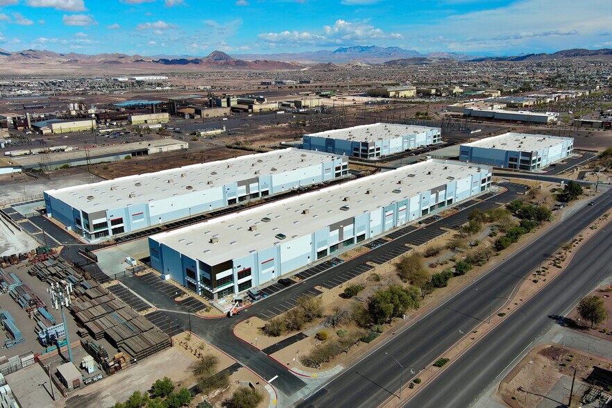 E Lake Mead Pkwy, Henderson, NV à louer - Photo principale - Image 1 de 7