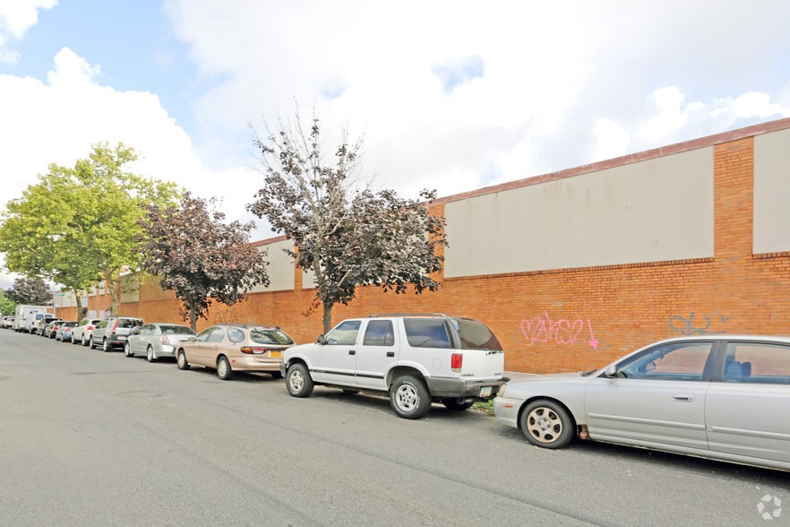 65-75 Traffic Ave, Ridgewood, NY for lease - Building Photo - Image 3 of 14