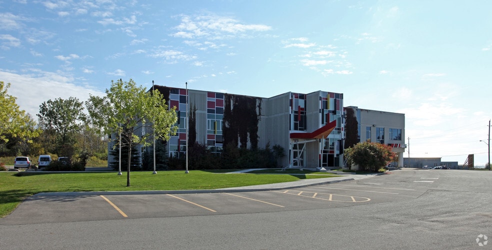 250 Water St, Whitby, ON à louer - Photo du bâtiment - Image 3 de 4