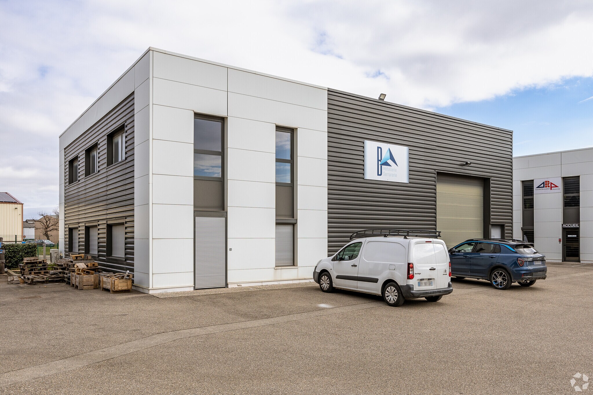 Flex in Chassieu for lease Primary Photo- Image 1 of 3