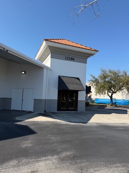 12180 Metro Pky, Fort Myers, FL à louer - Photo du bâtiment - Image 3 de 12
