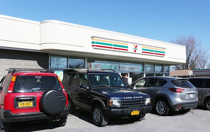 741 Kenmore Ave, Buffalo, NY à vendre - Photo du bâtiment - Image 2 de 8