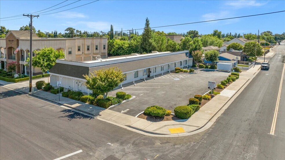 324-330 Bullard Ave, Clovis, CA à vendre - Photo du bâtiment - Image 1 de 36