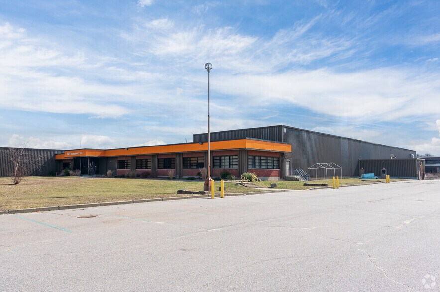 527 Pleasant St, Attleboro, MA à louer - Photo du bâtiment - Image 2 de 12