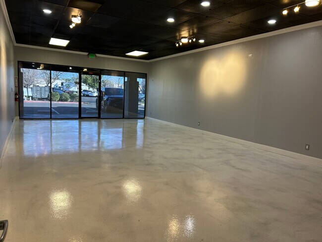Plus de détails pour 1930 Howard Rd, Madera, CA - Commerce de détail à louer