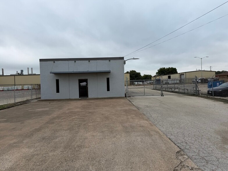 5116 Sun Valley Dr, Fort Worth, TX for lease - Building Photo - Image 1 of 18
