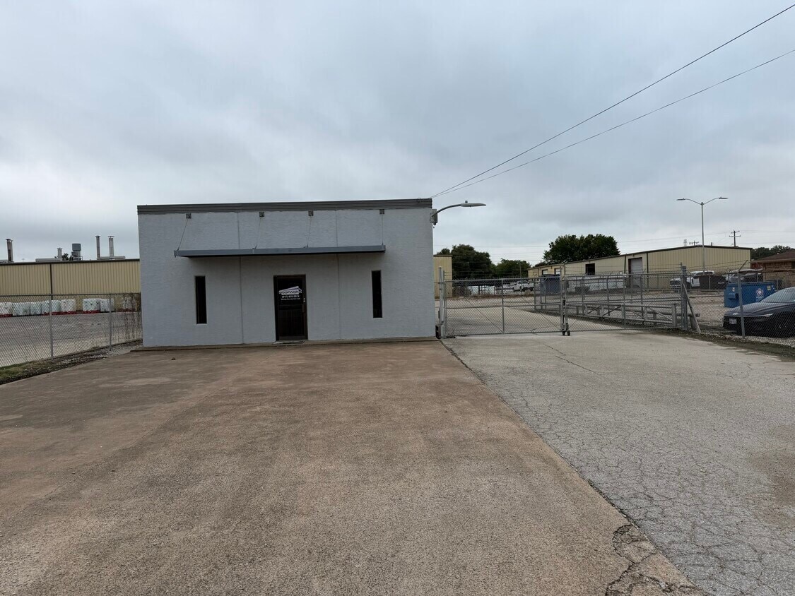 5116 Sun Valley Dr, Fort Worth, TX for lease Building Photo- Image 1 of 19