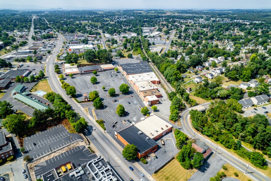 801-901 W Broad St, Waynesboro, VA for lease - Building Photo - Image 3 of 24