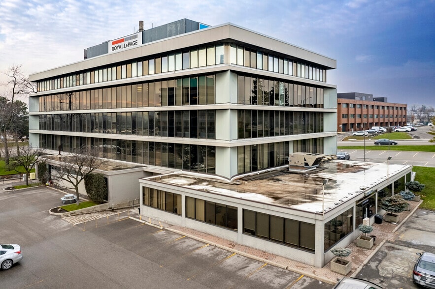 39 Wynford Dr, Toronto, ON à louer - Photo du bâtiment - Image 2 de 4