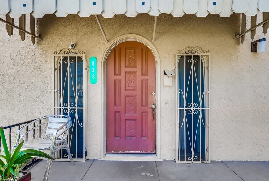 833 N Ridgewood Pl, Los Angeles, CA à vendre - Photo du bâtiment - Image 2 de 12