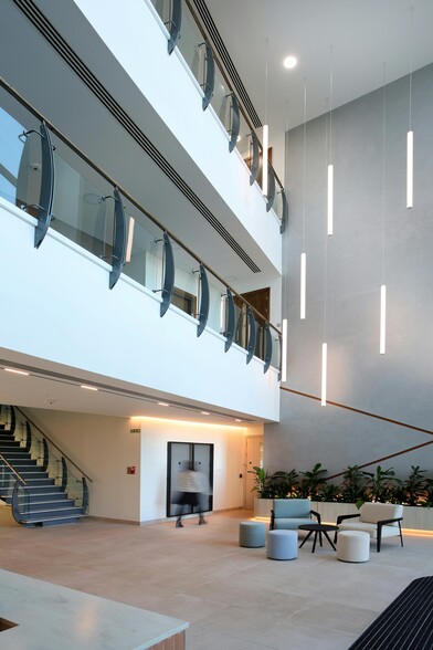 3 Arlington Sq, Bracknell for lease - Interior Photo - Image 2 of 18