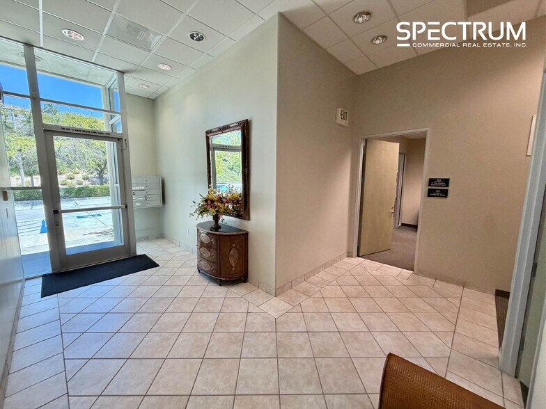 27951 Smyth Dr, Valencia, CA à vendre - Photo du bâtiment - Image 3 de 15