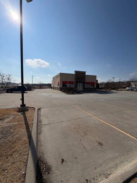 1011 Highway 1 W, Iowa City, IA à louer - Photo du bâtiment - Image 3 de 10