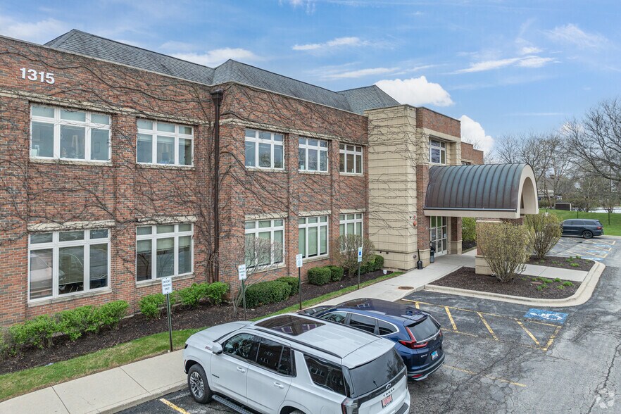 1315 Macom Dr, Naperville, IL à louer - Photo du bâtiment - Image 3 de 5