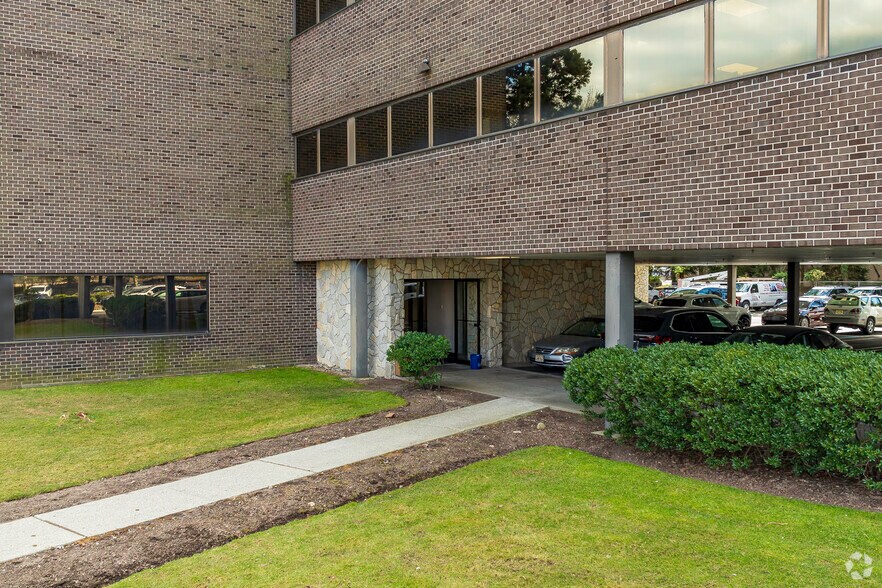 240 Frisch Ct, Paramus, NJ à louer - Photo du bâtiment - Image 3 de 7