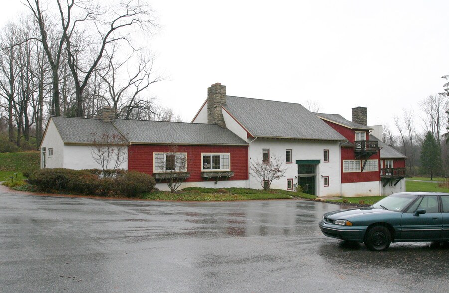 381 Brinton Lake Rd, Thornton, PA à louer - Photo du bâtiment - Image 1 de 15