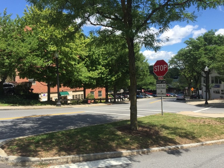 316-318 Bedford Rd, Bedford Hills, NY for sale - Building Photo - Image 2 of 3