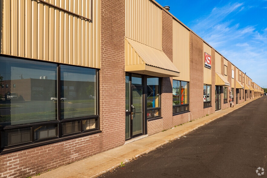 1100-1190 Rue Bégin, Saint-Laurent, QC à louer - Photo du bâtiment - Image 3 de 22
