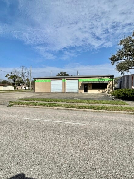 500 E Plantation Dr, Clute, TX à vendre - Photo du bâtiment - Image 3 de 24