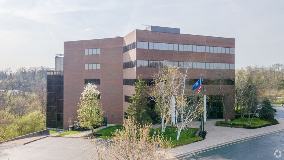 250 Grandview Dr, Fort Mitchell, KY à louer - Photo principale - Image 1 de 5