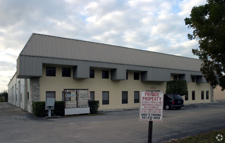 4206 Enterprise Ave, Naples, FL à louer - Photo du bâtiment - Image 2 de 7