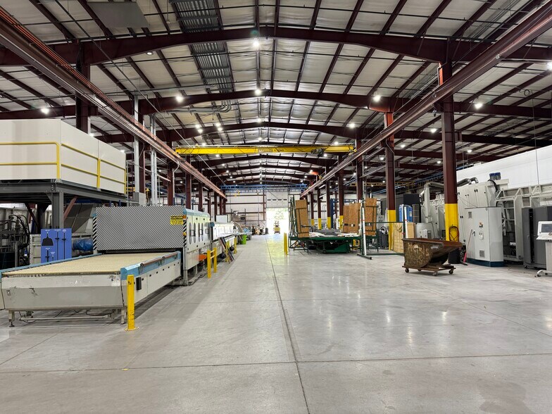 100 Transfer Dr, Highland, MI à vendre - Photo intérieure - Image 2 de 13