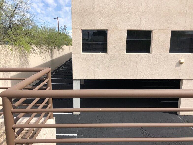 3365 N Campbell Ave, Tucson, AZ à louer - Photo du bâtiment - Image 3 de 9