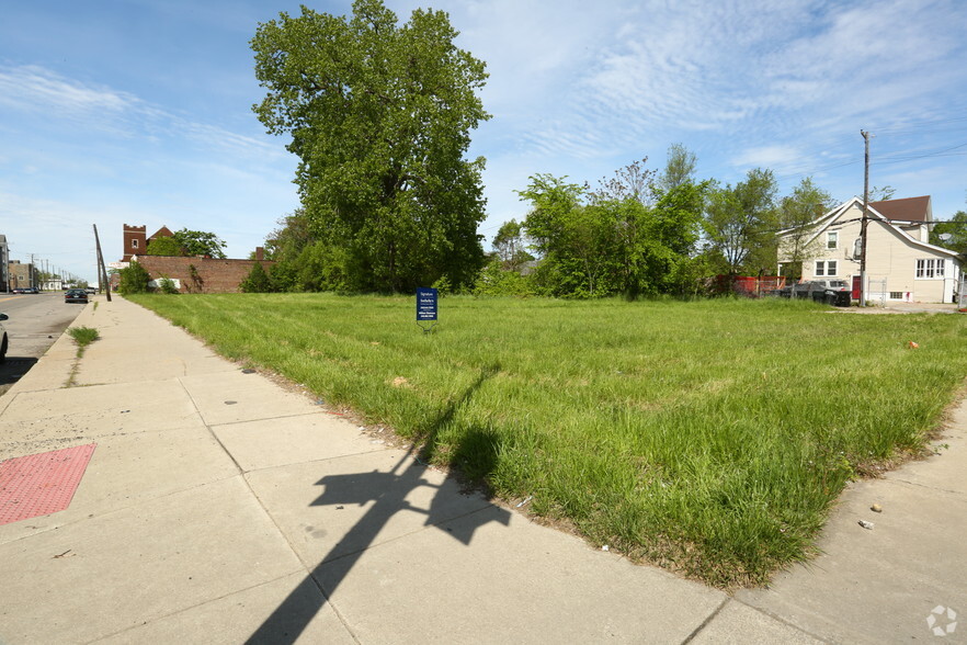 14315-14345 Kercheval St, Detroit, MI à vendre - Photo principale - Image 1 de 11