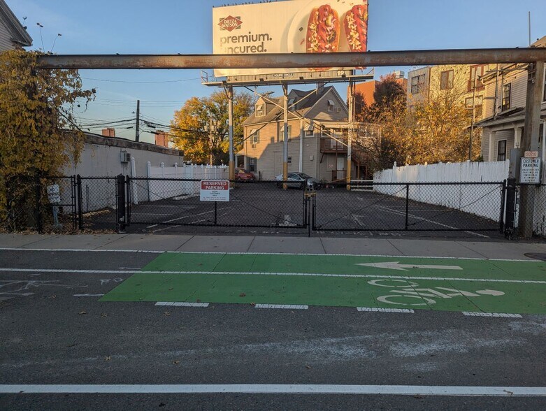 483 Concord Ave, Cambridge, MA à vendre - Photo principale - Image 1 de 4