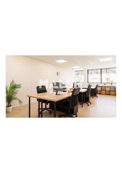 Office in Villeurbanne for lease - Interior Photo - Image 2 of 6