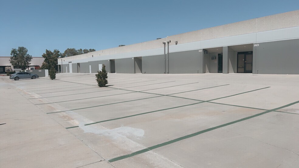 5600-5680 Ayala Ave, Irwindale, CA à louer - Photo du bâtiment - Image 2 de 6