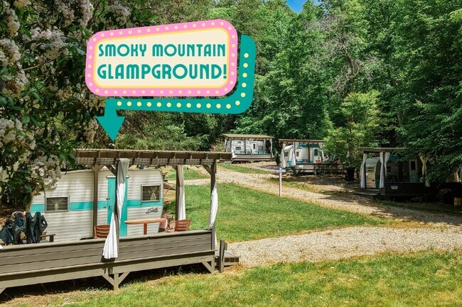 Plus de détails pour 38 Camp Ultima Blvd, Franklin, NC - Services hôteliers à vendre