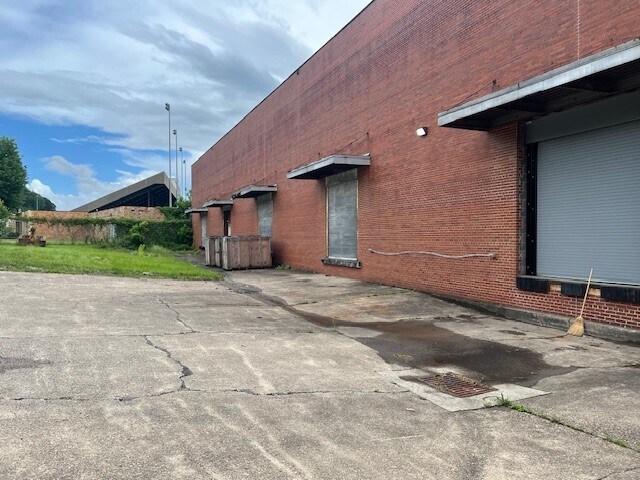 1537-1545 Hansford St, Charleston, WV à louer - Photo du bâtiment - Image 3 de 84