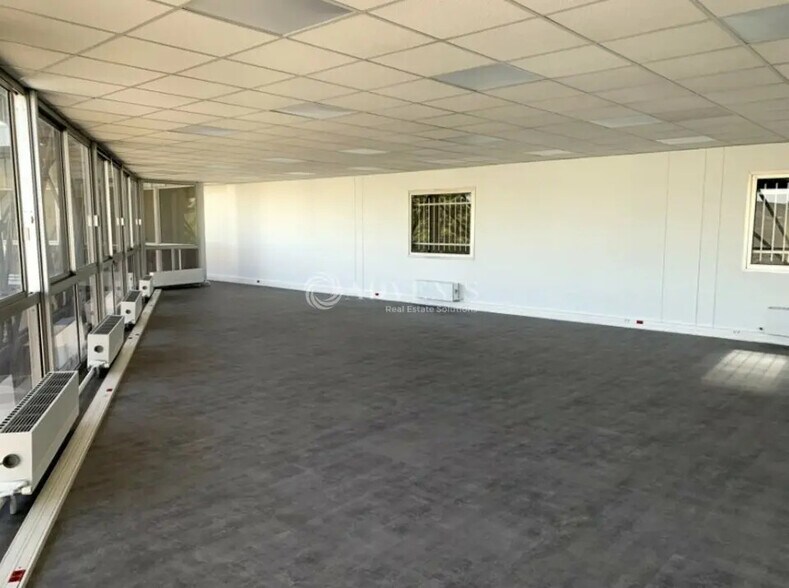 Flex in Morangis for lease - Interior Photo - Image 3 of 6