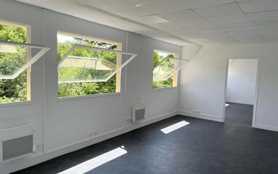 Flex in Eaubonne for lease - Interior Photo - Image 3 of 10