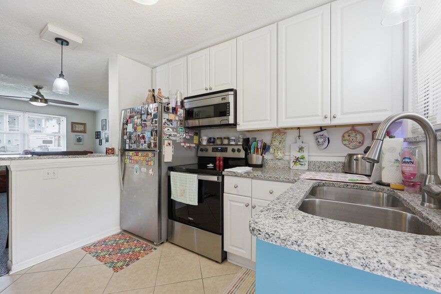 218 19th Ave N, Jacksonville Beach, FL for sale - Interior Photo - Image 3 of 26