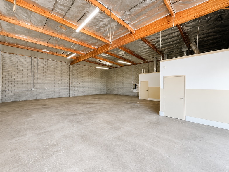 12555 Branford St, Pacoima, CA for lease - Interior Photo - Image 2 of 8